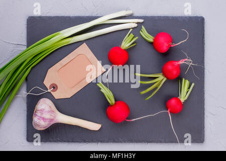 Frische Zwiebel, Knoblauch und roter Rettich und Radieschen. Stockfoto