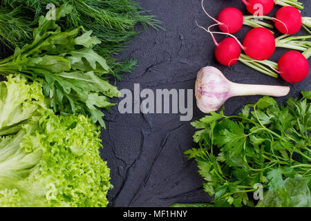 Frisches Gemüse auf schwarzem Schiefer. Stockfoto