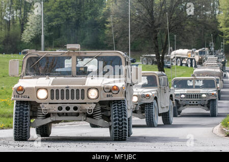 Fahrzeuge 2. gepanzerte Brigade Combat Team zugeordnet, 1 Infanterie Division in Fort Riley, Kansas, führen Sie eine taktische Straße März aus Grafenwöhr Training Area, Deutschland zu Hohenfels, Deutschland während der kombinierten Lösung von X am 23. April 2018. Übung kombinierte Lösung X ist ein US-Armee Europa Serie zweimal im Jahr im südöstlichen Deutschland statt. Das Ziel des Kombinierten lösen, indem sie Kräfte in Europa vorbereiten, zusammen zu arbeiten, der Stabilität und der Sicherheit in der Region zu fördern. (U.S. Armee Foto von SPC. Dustin D. Biven/22 Mobile Public Affairs Abteilung) Stockfoto