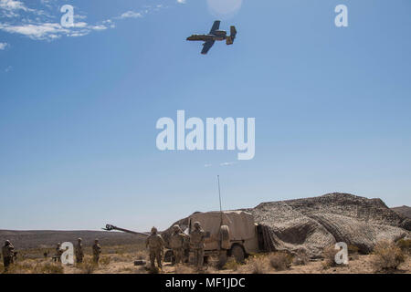 A-10 Thunderbolt IIs Flugzeug fliegt über artilleristen mit Charlie. Akku, 2., 3., 1. Field Artillery Brigade, 1. Panzerdivision an Orogrande, Bereich Komplexe, New York, 19. April 2018. Hustler Trog ist eine Woche lange Übung gehostet von 2-3 FA Artilleristen mit Air Force Piloten aus der 66 Waffen Squadron, United States Air Force Waffen Schule, Nellis Air Force Base, Nevada operative Wirksamkeit zwischen der Armee und Luftwaffe zu testen. (U.S. Armee Foto von Sgt. Alon Humphrey) Stockfoto