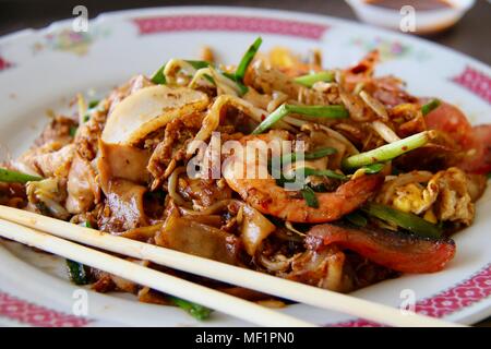 Char Kway Teow von Hawker Center in Singapur Stockfoto