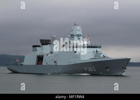 KDM Niels Juel (F 363), eine Iver Huitfeldt-Klasse Fregatte vom Royal Danish Navy betrieben, vorbei an Greenock bei der Ankunft für Übung gemeinsame Krieger 18-1. Stockfoto