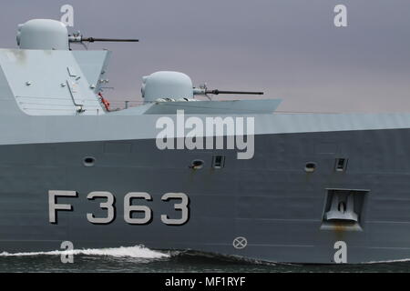 Zwei Oto Melara 76 mm Naval guns, die wichtigsten Gewehren auf KDM Niels Juel, einem Iver Huitfeldt-Klasse Fregatte vom Royal Danish Navy betrieben. Stockfoto