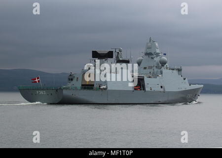 KDM Niels Juel (F 363), eine Iver Huitfeldt-Klasse Fregatte vom Royal Danish Navy betrieben, vorbei an Greenock bei der Ankunft für Übung gemeinsame Krieger 18-1. Stockfoto