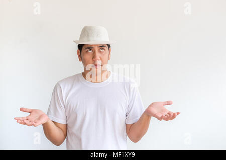 Asiatischer Mann tragen weiße Hut heben die Hand nach oben mit langweiligen expression Emotion an der weißen Wand Hintergrund. nach oben Stockfoto