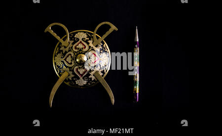 Runde Schwert und Schild und Stift in schwarzer Hintergrund mit Kopie Platz für Text isoliert eingerichtet. antike Artefakt Stockfoto