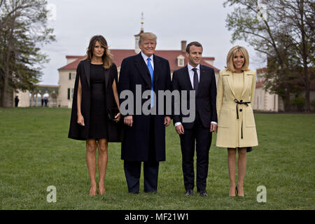 Mount Vernon, Virginia, USA. 23 Apr, 2018. First Lady der USA Melania Trump, von links, der US-Präsident Donald Trump, Emmanuel Längestrich, Frankreichs Präsident, und Brigitte Längestrich, erste Frankreich Lady's, stand für Fotografen außerhalb der Villa am Mount Vernon Estate des ersten US-Präsidenten George Washington in Mount Vernon, Virginia, USA, am Montag, 23. April 2018. Wie Längestrich für den ersten Staatsbesuch des Präsidenten, des Trump ankommt, die US-Führer droht das globale Handelssystem mit Tarifen an China, hochkant, vielleicht auch Europa. Credit: Andreas Harrer/Pool über C Stockfoto