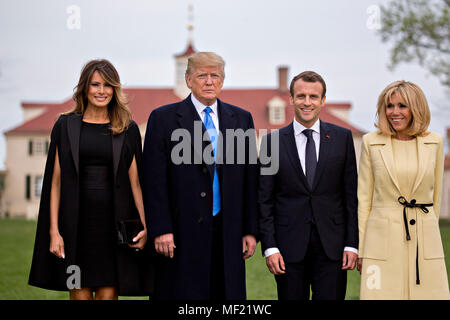 First Lady der USA Melania Trump, von links, der US-Präsident Donald Trump, Emmanuel Längestrich, Frankreichs Präsident, und Brigitte Längestrich, erste Frankreich Lady's, stand für Fotografen außerhalb der Villa am Mount Vernon Estate des ersten US-Präsidenten George Washington in Mount Vernon, Virginia, USA, am Montag, 23. April 2018. Wie Längestrich für den ersten Staatsbesuch des Präsidenten, des Trump ankommt, die US-Führer droht das globale Handelssystem mit Tarifen an China, hochkant, vielleicht auch Europa. Credit: Andreas Harrer/Pool über CNP/MediaPunch Stockfoto