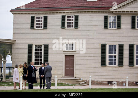 Mount Vernon, Virginia, USA. 23 Apr, 2018. Doug Bradburn, Präsident und Chief Executive Officer von George Washington's Mount Vernon, von rechts, Emmanuel Längestrich, Frankreichs Präsident, US-Präsident Donald Trump, First Lady der USA Melania Trump, Brigitte Längestrich, ersten französischen Dame, und Sarah Miller Coulson, mit dem Mount Vernon Damen Association, Tour außerhalb der Villa am Mount Vernon Estate des ersten US-Präsidenten George Washington in Mount Vernon, Virginia, USA, am Montag, 23. April 2018 Regent. Wie Längestrich kommt für die ersten Staatsbesuch des Präsidenten, des Trump, Stockfoto