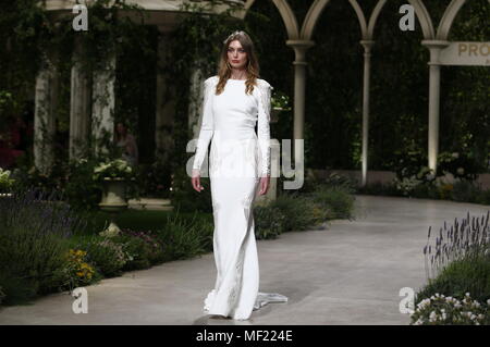 Barcelona, Spanien. 23 Apr, 2018. Pronovias zeigen während Barcelona Bridal Fashion Week Credit: Joma/Alamy leben Nachrichten Stockfoto