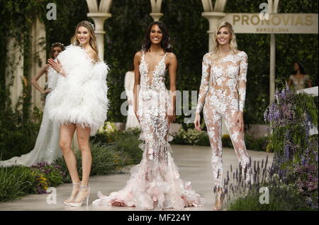 Barcelona, Spanien. 23 Apr, 2018. Pronovias zeigen während Barcelona Bridal Fashion Week Credit: Joma/Alamy leben Nachrichten Stockfoto