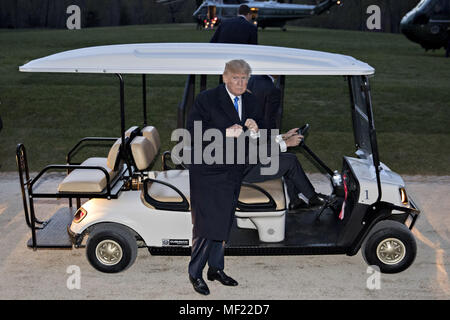 Mount Vernon, Virginia, USA. 23 Apr, 2018. Us-Präsident Donald Trump Schritte aus einer Golfkarre nach einem Abendessen mit Emmanuel Längestrich, Frankreichs Präsident, nicht dargestellt, am Mount Vernon Estate des ersten US-Präsidenten George Washington in Mount Vernon, Virginia, USA, am Montag, 23. April 2018. Wie Längestrich kommt für die ersten Staatsbesuch des TrumpÃ-s Vorsitz, der US-Marktführer droht das globale Handelssystem mit Tarifen an China, hochkant, vielleicht auch Europa. Fotograf: Andrew Harrer/Bloomberg. Credit: Andreas Harrer/Pool über CNP (Credit Bild: © Andrew H Stockfoto