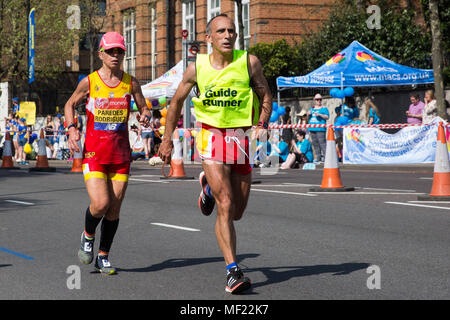 London, Großbritannien. 22. April 2018. Maria del Carmen Paredes Rodriguez von Spanien konkurriert in der Welt Para Leichtathletik Marathon WM-Veranstaltung im Jahr 2018 Virgin Money London Marathon. Die 38. Ausgabe des Rennens war der heißeste auf Aufzeichnung mit einer Temperatur von 24,1 C im St James's Park aufgezeichnet. Stockfoto