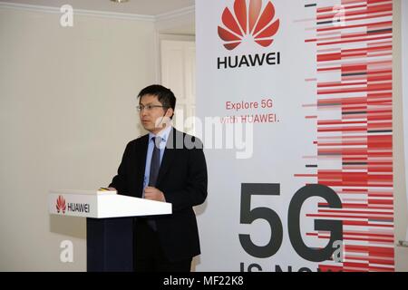 Madrid, Spanien. 23 Apr, 2018. Huawei Spanien CEO Tony Jin Yong liefert eine Rede an der Huawei 5G LKW-Roadshow in Madrid, Spanien, am 23. April 2018. Der Schmerz ist unsere oberste Priorität 5G-Markt", sagte Tony Jin Yong, bei der Präsentation der Telekommunikation Riese 5 G truck Roadshow hier am Montag. Credit: Edward Peters Lopez/Xinhua/Alamy leben Nachrichten Stockfoto