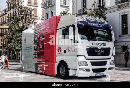 Madrid. 24 Apr, 2018. Foto genommen, am 23. April 2018 zeigt die Huawei 5G-Truck auf seiner Roadshow in Madrid, Spanien. Der Schmerz ist unsere oberste Priorität 5G-Markt", sagte Huawei Spanien CEO Tony Jin Yong, bei der Präsentation der Telekommunikation Riese 5 G truck Roadshow hier am Montag. Quelle: Xinhua/Alamy leben Nachrichten Stockfoto