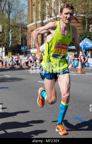 London, Großbritannien. 22. April 2018. Martin Frelich konkurriert im 2018 Virgin Money London Marathon. Die 38. Ausgabe des Rennens war der heißeste auf Aufzeichnung mit einer Temperatur von 24,1 C im St James's Park aufgezeichnet. Stockfoto