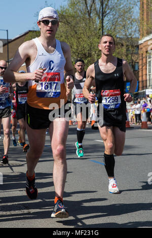 London, Großbritannien. 22. April 2018. Andrew Lawrence (l) von Morpeth Geländeläufer und Jon Cracknell (r) von Team Badewanne AC im 2018 Virgin Money London Marathon konkurrieren. Die 38. Ausgabe des Rennens war der heißeste auf Aufzeichnung mit einer Temperatur von 24,1 C im St James's Park aufgezeichnet. Stockfoto