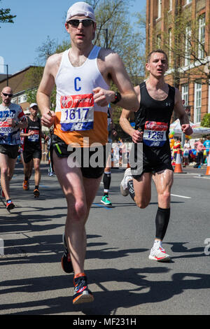 London, Großbritannien. 22. April 2018. Andrew Lawrence (l) von Morpeth Geländeläufer und Jon Cracknell (r) von Team Badewanne AC im 2018 Virgin Money London Marathon konkurrieren. Die 38. Ausgabe des Rennens war der heißeste auf Aufzeichnung mit einer Temperatur von 24,1 C im St James's Park aufgezeichnet. Stockfoto