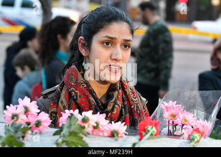 Toronto, Kanada. April 23, 2018. Toronto Bewohner Saman Tabasinejad legte Blumen auf einem provisorischen Denkmal an der Olive Square für die Opfer von einem frühen van Angriff, der Streiks Fußgänger auf der Yonge Street zwischen Finch Ave und Sheppard Ave in North York, Toronto. Credit: EXImages/Alamy leben Nachrichten Stockfoto