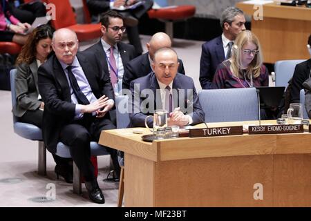 Vereinten Nationen, New York, USA, 23. April 2018 - Mevlut Cavusoglu, Minister für Auswärtige Angelegenheiten der Türkei, Adressen der Tagung des Sicherheitsrates für die Wahrung des Weltfriedens und der internationalen Sicherheit, mit einem Fokus auf die Jugend heute auf das UN-Hauptquartier in New York City. Foto: Luiz Rampelotto/EuropaNewswire | Verwendung weltweit Stockfoto
