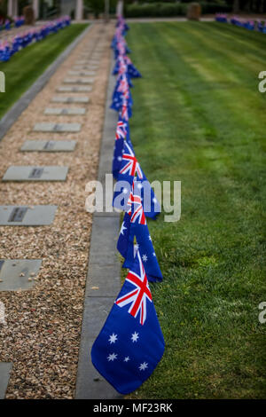 Ballarat, Victoria, Australien. 24 Apr, 2018. Schülerinnen und Schüler aus MacArthur Street und Pleasant Street Grundschulen in Ballarat Victoria nahm sich die Zeit, Flaggen auf den Gräbern im Ballarat Alten Friedhof zu pflanzen. Über beide von Ballarat Friedhöfe, mehr als 1300 Gräber werden so markiert werden, wenn die Dämmerung bricht am Anzac Day die Flags werden an die Gräber der jeden Ersten Weltkrieg Soldat bekannt zu vergraben oder es gedacht werden flattern. Credit: Brett Keating/Alamy leben Nachrichten Stockfoto