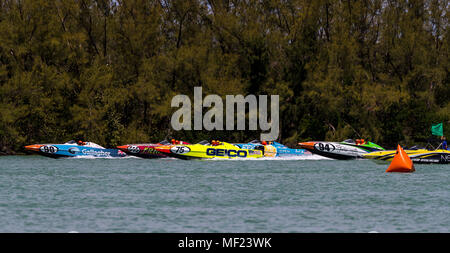 Key Biscayne, Florida, USA. 22 Apr, 2018. Der Start des P1 SuperStock USA Rennen während der 2018 Miami Grand Prix P1-Event im Miami Marine Stadium von Key Biscayne, Florida, USA statt. Mario Houben/CSM/Alamy leben Nachrichten Stockfoto