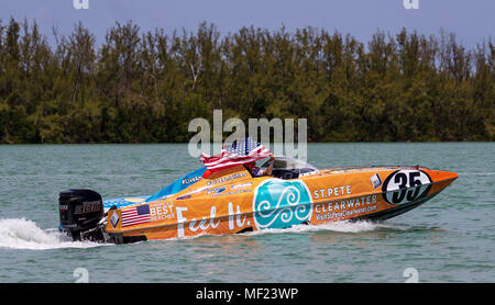 Key Biscayne, Florida, USA. 22 Apr, 2018. Team Besuchen Sie St. Petersburg/Clearwater (35) Wellen die amerikanische Flagge in die Menge, als sie die letzten Runde fertig stellen, um den P1 SuperStock USA Rennen während der 2018 Miami Grand Prix P1-Event im Miami Marine Stadium von Key Biscayne, Florida, USA gehalten zu starten. Mario Houben/CSM/Alamy leben Nachrichten Stockfoto