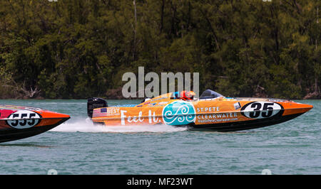 Key Biscayne, Florida, USA. 22 Apr, 2018. Team Besuchen Sie St. Petersburg/Clearwater (35) Wellen die amerikanische Flagge in die Menge, als sie die letzten Runde fertig stellen, um den P1 SuperStock USA Rennen während der 2018 Miami Grand Prix P1-Event im Miami Marine Stadium von Key Biscayne, Florida, USA gehalten zu starten. Mario Houben/CSM/Alamy leben Nachrichten Stockfoto