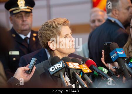 Toronto, Kanada. 23. Apr 2018. 23 Apr, 2018. Ontario Premier Kathleen Wynne Adressen die Medien an der Szene der der Vorfall auf der Yonge Street in Toronto am April, 23, 2018. 10 Menschen starben und 15 verletzt, in Toronto nach einem Treiber einen Bürgersteig montiert und fuhren mehrere Kilometer markante Dutzende am April 23, 2018 Credit: Victor Biro/ZUMA Draht/Alamy leben Nachrichten Stockfoto