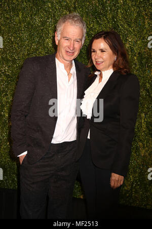 New York City, New York, USA. 23 Apr, 2018. Tennisspieler John MCENROE und seine Frau Sängerin Patty Smyth nehmen an der Chanel TriBeCa Film Festival Künstler Abendessen im Balthazar statt. Credit: Nancy Kaszerman/ZUMA Draht/Alamy leben Nachrichten Stockfoto