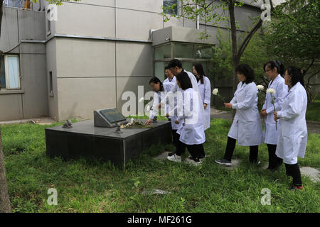 Peking, Peking, China. 24 Apr, 2018. Peking, China - Schüler, Studenten und Lehrer der Capital Medical University trauern um den Versuchstieren in Peking, April 24th, 2018, Kennzeichnung Welt Lab Animal Tag. Credit: SIPA Asien/ZUMA Draht/Alamy leben Nachrichten Stockfoto