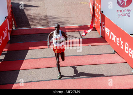 Eliud KIPCHOGE aus Kenia gewinnt den Virgin Money London Marathon in London, England am 22. April 2018. Stockfoto