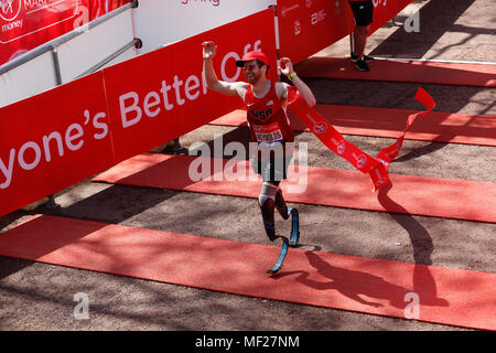 Brian Reynolds aus den USA gewinnt Para - Leichtathletik Marathon World Cup für Männer para-Athleten mit den unteren Gliedmaßen Beeinträchtigungen während der Virgin Money London Marathon in London, England am 22. April 2018. Stockfoto