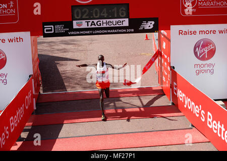 Eliud KIPCHOGE aus Kenia gewinnt den Virgin Money London Marathon in London, England am 22. April 2018. Stockfoto