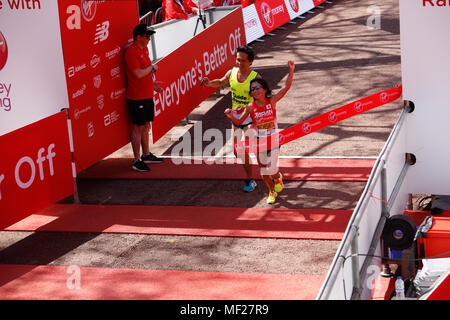 Misato MICHISHITA gewinnt Para - Leichtathletik Marathon WM für Frauen para-Athleten mit einer Sehbehinderung, die mit Reiseleitung während der Virgin Money London Marathon in London, England am 22. April 2018 laufen. Stockfoto