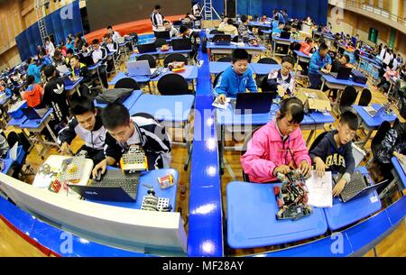 Qinhuangdao, Qinhuangdao, China. 24 Apr, 2018. Qinhuangdao, China - Jugendliche besuchen Roboter Wettbewerb in Qinhuangdao, im Norden der chinesischen Provinz Hebei. Credit: SIPA Asien/ZUMA Draht/Alamy leben Nachrichten Stockfoto