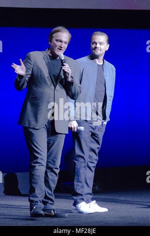 Las Vegas, USA. 24. Jan 2011. Leonardo DiCaprio und Quentin Tarantino betritt die Bühne auf Sony Pictures öffnung Nacht des CinemaCon im Caesars Palace am 23. März 2018 in Las Vegas, NV, USA zu sprechen. Credit: Foto Access/Alamy leben Nachrichten Stockfoto