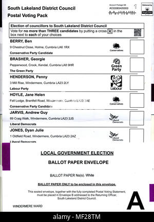 Cumbria, Windermere, Großbritannien. 24. April 2018. Die briefwahl Papiere in der heutigen Post für 3. Mai 2018 für South Lakeland District Council. Einzigartig SLDC Wähler können für 3 Kandidaten stimmen. Der Stimmzettel ist länger als die normale mit mehr Kandidaten, zum von zu wählen; die Wähler werden in der Lage sein, für mehr als einen Kandidaten zu stimmen. Der Stimmzettel wird den Wählern sagen, wie viele Bewerber sie erlaubt werden sollen. Credit: Gordon Shoosmith/Alamy leben Nachrichten Stockfoto