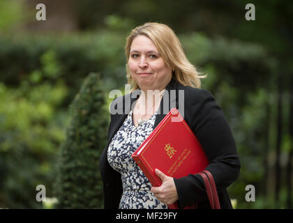 Downing Street, London, UK. 24. April 2018. Karen Bradley, der Staatssekretär für Nordirland, in Downing Street für die wöchentliche Kabinettssitzung. Credit: Malcolm Park/Alamy Leben Nachrichten. Stockfoto