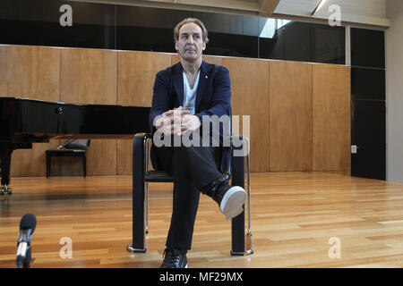 Athen, Griechenland. 24 Apr, 2018. Musik Komponist Alexandre Desplat gibt einen Meisterkurs zu Griechischen junge Musiker. Credit: aristidis Vafeiadakis/ZUMA Draht/Alamy leben Nachrichten Stockfoto