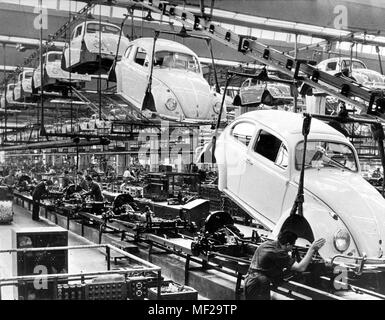 Innenansicht der Montagehalle für den VW Kafer im Volkswagen Werk Wolfsburg, 1966 übernommen. Am 30. Juli 2003, weltweit letzten kafer wird in Mexiko gestartet werden. Dawith Spaziergänge in der Nähe der Stadt Puebla - 125 km südöstlich von Mexiko Stadt - eine fast 70-jährige Kapitel der Automobilgeschichte. Die letzte Kafer ist Teil einer nostalgischen Edition von insgesamt 3000 Stück, die VW vor einigen Wochen gestartet hatte. Von der Kafer, der in den dreißiger Jahren von Ferdinand Porsche, insgesamt 21,5 Millionen Exemplare entwickelt wurden gebaut, davon 1,7 Millionen in Mexiko. Seit 1996 war Mexiko das einzige loc Stockfoto