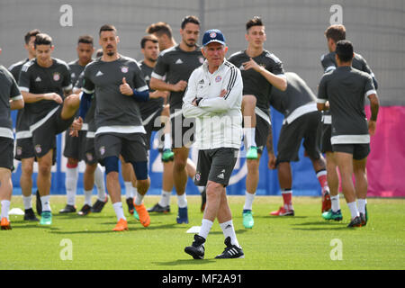 München, Deutschland. 24 Apr, 2018. Jupp Heynckes (Trainer Bayern München), im Hintergrund die Spieler trainieren, Abschlusstraining des FC Bayern München vor dem Champions-League-Halbfinale gegen Real Madrid. Trainingsgelände an der Saebener Straße, Fußball, am 24.04.2018. | Verwendung der weltweiten Kredit: dpa/Alamy leben Nachrichten Stockfoto