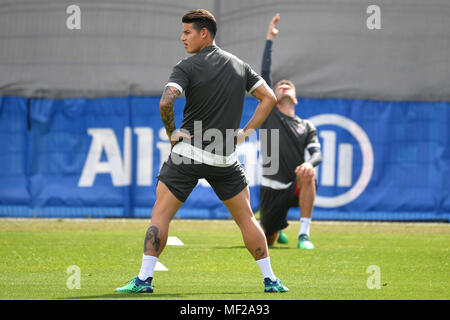 München, Deutschland. 24 Apr, 2018. James RODRIGUEZ (Bayern München), links: Thomas Mueller (MULLER, FC Bayern München). abschließende Ausbildung Bayern München vor dem Champions-League-Halbfinale gegen Real Madrid. Trainingsgelände an der Saebener Straße, Fußball, am 24.04.2018. | Verwendung der weltweiten Kredit: dpa/Alamy leben Nachrichten Stockfoto