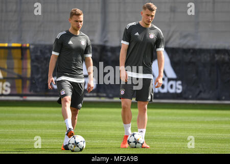 München, Deutschland. 24 Apr, 2018. v. re: Lukas MAI, Joshua KIMMICH (FC Bayern München), Aktion, Abschlusstraining des FC Bayern München vor dem Champions-League-Halbfinale gegen Real Madrid. Trainingsgelände an der Saebener Straße, Fußball, am 24.04.2018. | Verwendung der weltweiten Kredit: dpa/Alamy leben Nachrichten Stockfoto