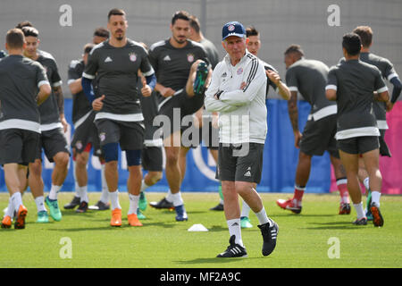 München, Deutschland. 24 Apr, 2018. Jupp Heynckes (Trainer Bayern München), im Hintergrund die Spieler trainieren, Abschlusstraining des FC Bayern München vor dem Champions-League-Halbfinale gegen Real Madrid. Trainingsgelände an der Saebener Straße, Fußball, am 24.04.2018. | Verwendung der weltweiten Kredit: dpa/Alamy leben Nachrichten Stockfoto