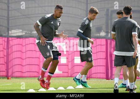 München, Deutschland. 24 Apr, 2018. v. li: Jerome BOATENG (FC Bayern München), Thomas Müller (Müller, Bayern München), Aktion. Die endgültigen Ausbildung Bayern München vor dem Champions-League-Halbfinale gegen Real Madrid. Trainingsgelände an der Saebener Straße, Fußball, am 24.04.2018. | Verwendung der weltweiten Kredit: dpa/Alamy leben Nachrichten Stockfoto