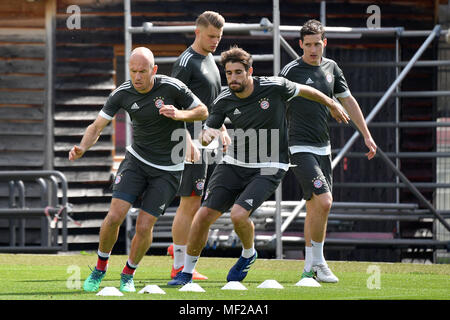 Luki MAI, Sebastian Rudy (FC Bayern München), Javi (Javier) MARTINEZ (Bayern München), Lukas MAI, FC Bayern München, Aktion. Die endgültigen Ausbildung Bayern München vor dem Champions-League-Halbfinale gegen Real Madrid. Trainingsgelände an der Saebener Straße, Fußball, am 24.04.2018. | Verwendung weltweit Stockfoto