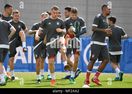 München, Deutschland. 24 Apr, 2018. Lukas MAI (Mitte), Thomas Müller (Müller, Bayern München), Jerome BOATENG (FC Bayern München), Aktion. Die endgültigen Ausbildung Bayern München vor dem Champions-League-Halbfinale gegen Real Madrid. Trainingsgelände an der Saebener Straße, Fußball, am 24.04.2018. | Verwendung der weltweiten Kredit: dpa/Alamy leben Nachrichten Stockfoto