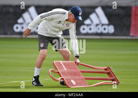 München, Deutschland. 24 Apr, 2018. Jupp Heynckes (Trainer Bayern München) abschließende Ausbildung Bayern München vor dem Champions-League-Halbfinale gegen Real Madrid. Trainingsgelände an der Saebener Straße, Fußball, am 24.04.2018. | Verwendung der weltweiten Kredit: dpa/Alamy leben Nachrichten Stockfoto