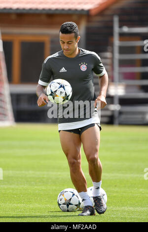 München, Deutschland. 24 Apr, 2018. Thiago ALCANTARA (FCB) auf der Kugel, Aktion, Single Action, Einzelbild, Ausgeschnitten, volle Länge, ganze Figur. Die endgültigen Ausbildung Bayern München vor dem Champions-League-Halbfinale gegen Real Madrid. Trainingsgelände an der Saebener Straße, Fußball, am 24.04.2018. | Verwendung der weltweiten Kredit: dpa/Alamy leben Nachrichten Stockfoto